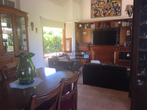 Casa En Zona De Colegios- Ref: 8920