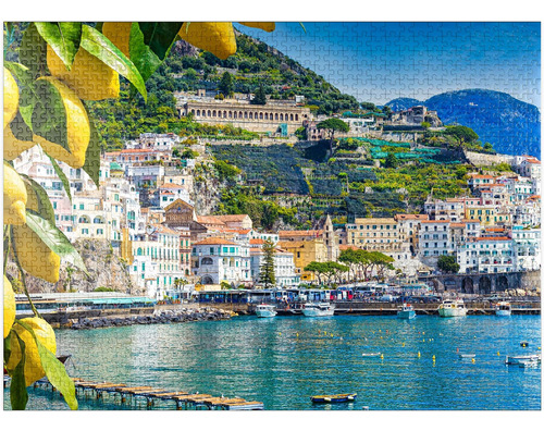 Vista Panorámica De La Hermosa Amalfi En Las Colinas Que A