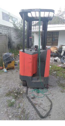 Imagen 5 de 7 de Montacarga Electrico Para Pasillo Angosto Con Bateria Nueva