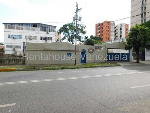 Fredxia Castillo Vende Amplia Casa, Amoblada Y Con Piscina En La Avenida Los Abogados De Barquisimeto # 25-11394