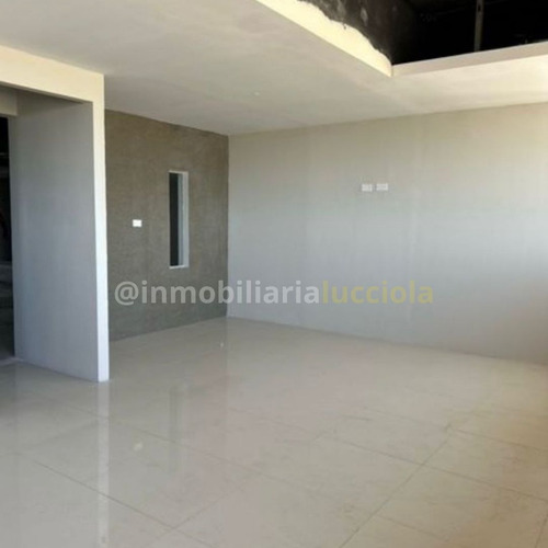 En Alquiler Amplia Oficina Con Vista Al Mar, Ubicada En Via Principal, Maiquetia-la Guaira, Ref 545