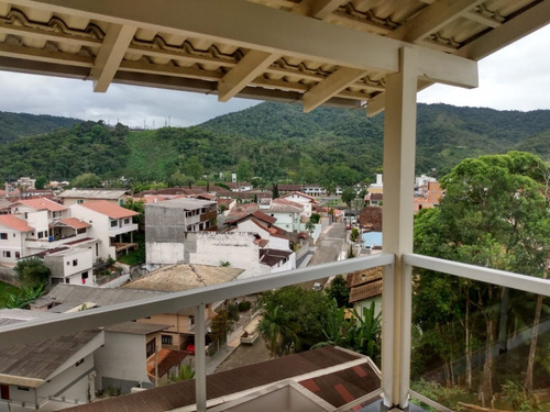 Imagem 3 de 19 de Ótima Casa Residencial Localização Privilegiada Em Área Nobre Bairro Garcia. Contendo 3(três) Suítes Com Close Mais Um Dormitório Servido Por Banheiro Social, Amplo Living 2 Ou 3 Ambientes Cozinha