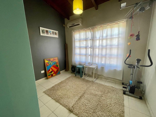 Excelente Chalet Con Pileta En Barrio Montecarlo