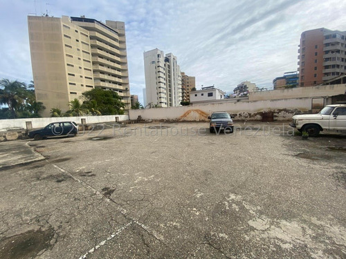 Edificio Comercial A La Venta En Playa Grande.locales,deposito,oficinas, Estacionamiento. 23-16262gm