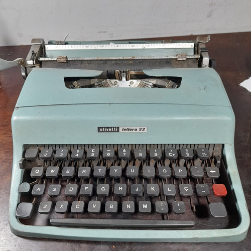 Imagem 2 de 8 de Máquina De Escrever Lettera 32 Conserto Peças Ou Decoração
