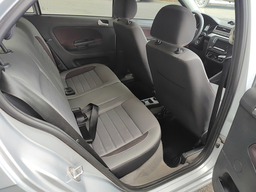 Volkswagen Voyage 1.6 Highline 101cv