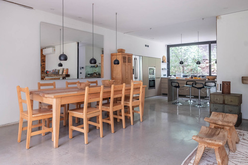 Casa Con Un Diseño Único Y Amplios Espacios