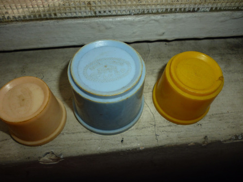 Decada De 70 Plásticos Potinhos Coluna (Usado)