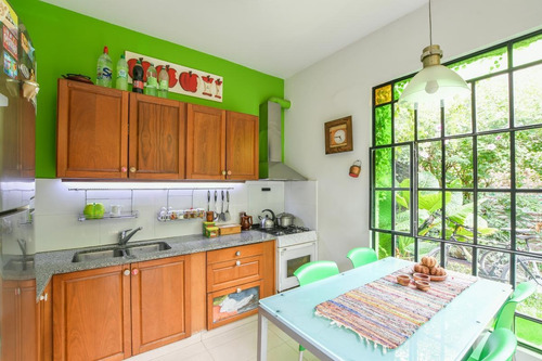 Casa De 3 Dormitorios Con Parrillero Terraza Patio Y Jardín Centro Echesortu