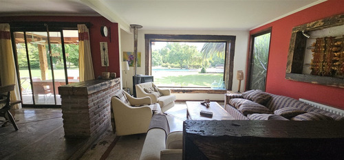 Casa En Venta De 7 Dorm. En Calera De Tango