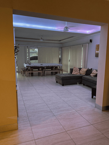En Venta, Casa En Barrio Privado Santa Candida