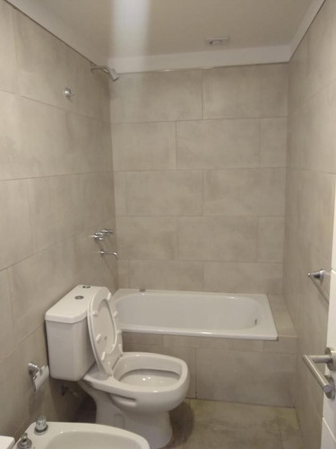 Departamento De 1 Ambiente Con Balcon Corrido En 1er Piso Contrafrente Con Aire Frio Calor Alquilado F: 8674