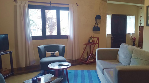 Venta Hermoso Chalet Serrano En Villa De Las Rosas, Excelente Ubicación