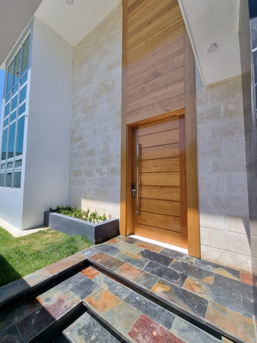 Moderna Y Lujosa Casa De 4 Habitaciones Con Piscina Y Exclusivas Terminaciones