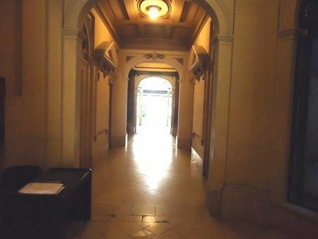 Regias Oficinas Ubicadas En El Histórico Edificio -pasaje Urquiza- Con Salida A 2 Calles. Esta Dividida En: Receión, Area De Trabajo De 4x4 Y 2 Desp