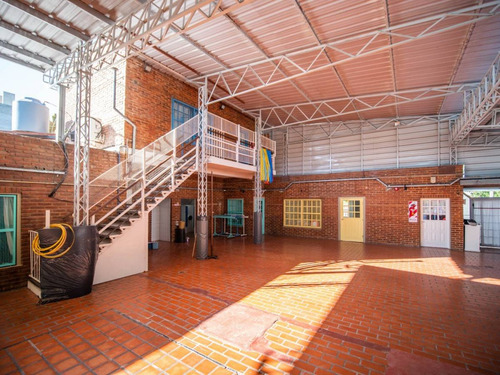 Importante Propiedad Comercial Para Varios Fines Educacion.