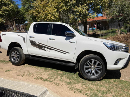Imagen 4 de 10 de Toyota Hilux 2018 2.8 Cd Srx 177cv 4x4