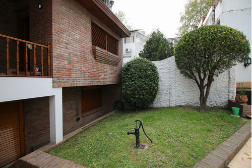 Venta Casa 5 Ambientes Jardin Y Cochera Playroom