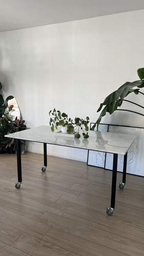 Mesa Comedor Con Tapa De Mármol Y Patas De Hierro Con Ruedas