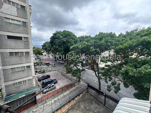 Apartamento Piso Bajo 98m², 2h, 2b, 1p, Mls #25-22514 En Venta En Los Chaguaramos, Oportunidad De Inversión A Pocos Pasos De La Ucv, Suministro De Agua Ininterrumpido / Isabel Gómez