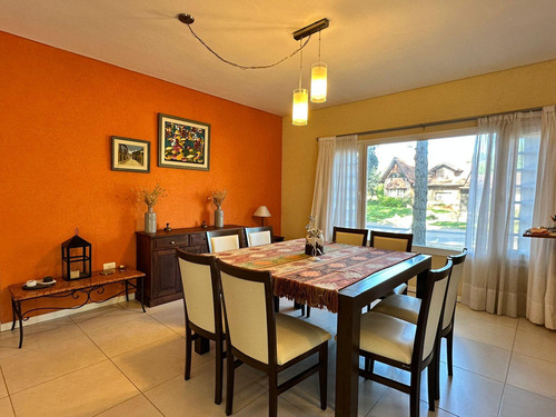 Moderna Casa En Venta, Pinamar, 4 Dormitorios Con Psicina Climatizada, Vinoteca. Financiacion