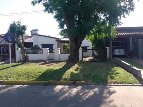 Casa 5 Ambientes A Una Cuadra De La Laguna!!! Jardin, Entrada Auto, Granterreno De Fondo,parrilla