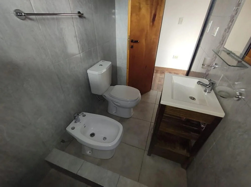 Alquiler. Depto. De 2 Amb. En Duplex. Excelente Ubicacion Y Estado
