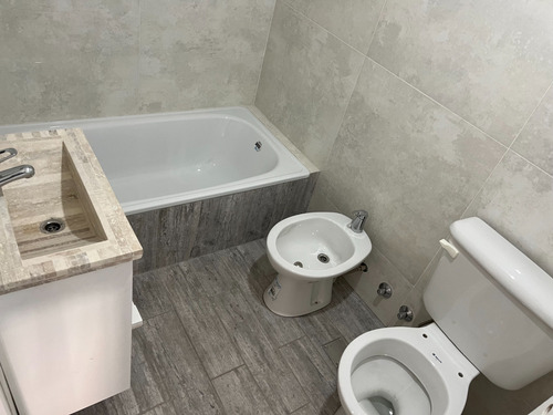 Duplex 2 Plantas Con 3 Dormitorios Cochera Y Jardin