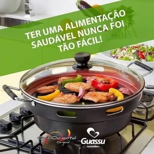 Panelas com cozinhar alimentos na cozinha no fogão a gás