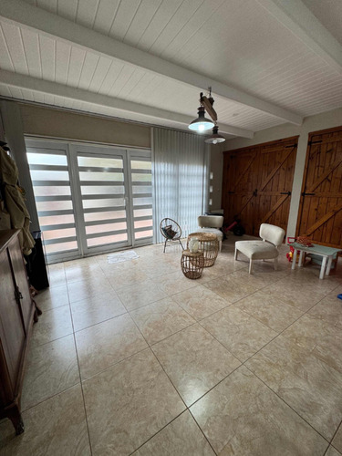 Casa En Venta De Categoría En Villa Zoila, Río Tercero !!