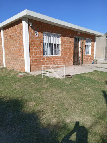 Venta Casa De 2dor, Parillero , Gran Terreno. Impecable