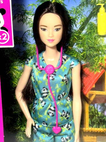 Playset Conjunto Boneca Menina Barbie Morena Oriental Profissões Veterinária - Resgate Dos Pandas Com Acessórios E Mini Pet Animal - Boneco Pandinha Muda De Cor Banho Panda Sujo - Mattel Brinquedos