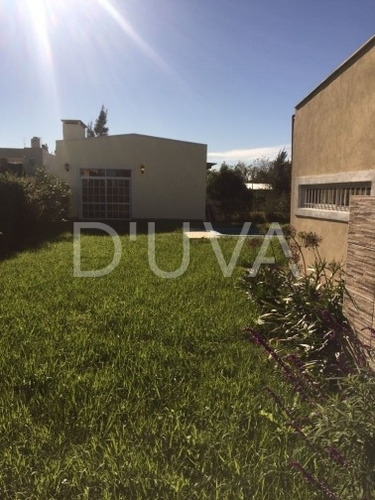 Casa De 2 Dormitorios. Calle 14 E/ 664 Y 665