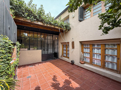 Casa De Pasillo De 2 Dormitorios Con Patio Y Parrillero
