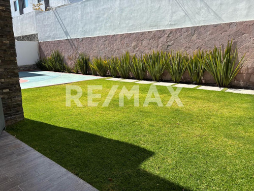 Casa En Venta En Privada De 3 Habitaciones Con Amenidades En San Isidro Juriquilla