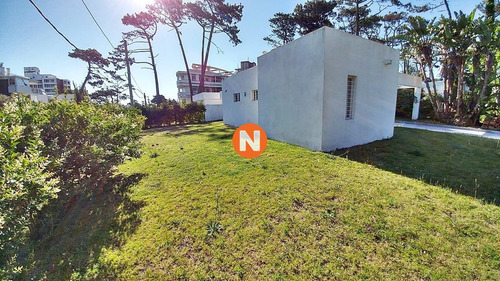 Casa En Venta Playa Mansa 3 Dormitorios- Ref: 216596