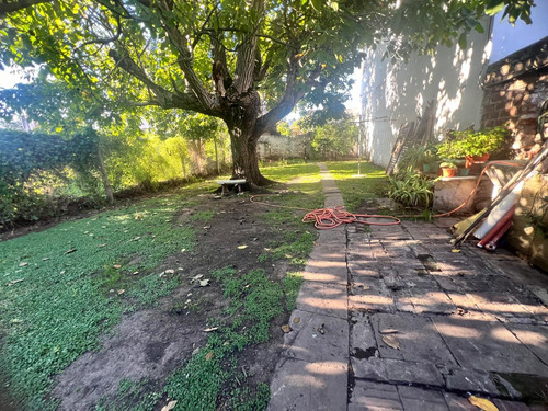 En Venta En Villa Sarmiento Casa De 3 Ambientes Sobre Muy Amplio Lote De Terreno F: 10409