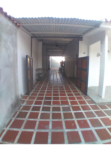 Se Vende Casa 200m2 3h/2b/2p Lecumberry Cúa 0799