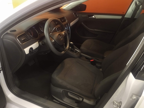 Imagen 9 de 11 de Jetta Mkvi Trendline Automatico Plata Blanco 2017