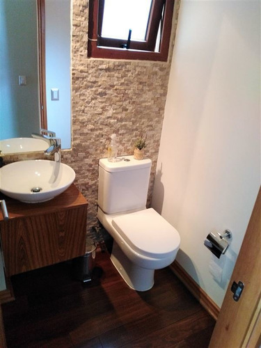 Casa En Venta De 5 Dorm. En Lo Barnechea