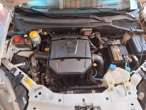 Imagem 11 de 14 de Fiat Linea Essence 1.8 Flex E-tork - 2013
