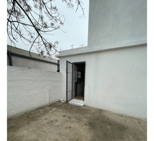Inversores, Casa Al Frente Alquilada En $19.900 Sin Gastos Comunes, Con Garaje. Rejas