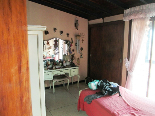 Venta - Quinta Para Remodelar Pero Mantenida. Precio Bajado!! - 463 Mts2. Terreno 525 Mts. 6 Hab. 5 Baños. 4 Estc. Parte Alta Muy Cerca De La Cota Mil - El Marques - Mun. Sucre