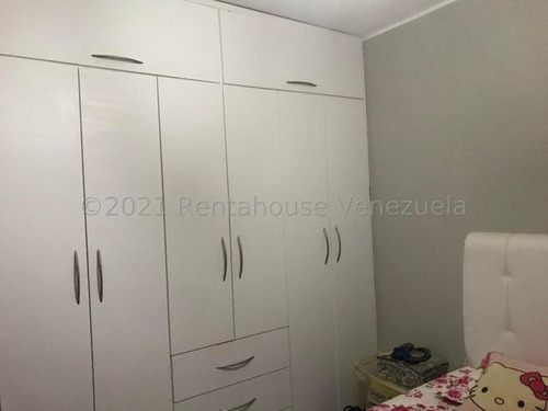 Imagen 8 de 13 de Acogedora Casa, Construida Con Materiales Y Acabados De Primera. Tres Hab Y Tres Baños. Ubicada En Un Circuito Cerrado De La Puerta De Maraven. #22-369.