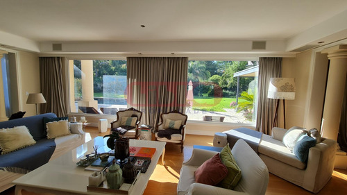 Residencia De Estilo Frances En Zona Privilegiada.