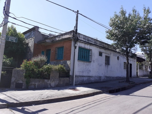 Solida Casa En Montevideo. Excelente Esquina