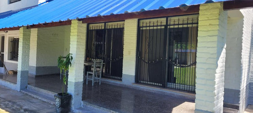Casa En Venta - 4 Dormitorios 3 Baños - Cocheras - 2.700mts2 - Virrey Del Pino, La Matanza