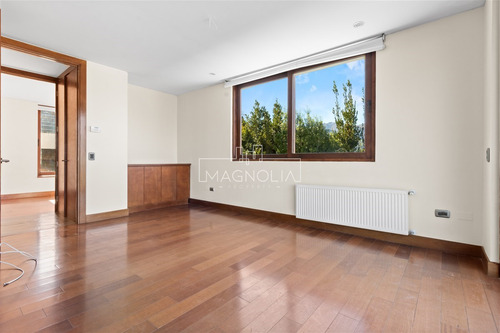 Casa En Arriendo De 5 Dorm. En Lo Barnechea