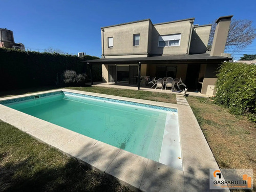 Casa En Venta En Garín, Escobar! 5 Ambientes Con Pileta!