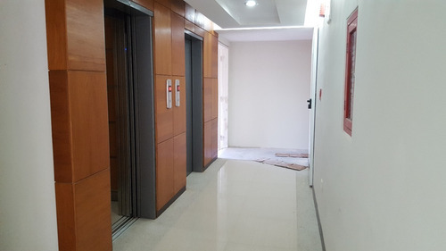 Alto Hatillo Imponente 180mts Financiamiento 50% En Dos Años Sin Intereses Linda Vista Edificio Nuevo Pozo De Agua Calle Privada Vigilancia 2habitaciones /3baños 2 Puestos En Sótano Maletero
